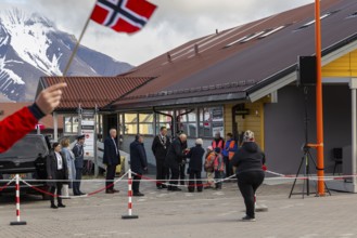 Delegation with mayor and children at the reception for King Harald at the end of coal mining,
