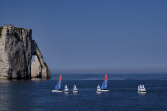 Sailing school, sailing boats, optimists, rock arch Falaise or Porte d'Aval, Étretat, sea, steep