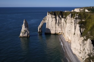 Rock arch Falaise or Porte d'Aval and rock needle Aiguille, Jambourg beach, Étretat, sea, steep