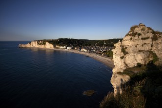 Rock arch Falaise or Porte d'Amont, beach, Étretat, sea, steep coast, cliffs, chalk cliffs,