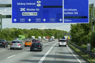 Signpost, hard shoulder passable in heavy traffic, A99 motorway near Aschheim, Upper Bavaria,
