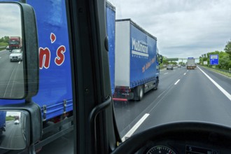 Overtaking manoeuvre, truck with trailer overtaken, following traffic in the rear-view mirror, A9
