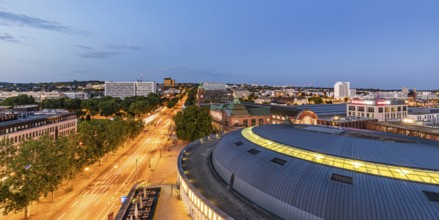Gustav-Stresemann-Ring, the shopping centre Lili and behind it the main station in the evening,