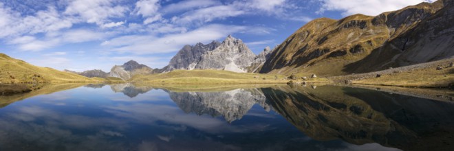 Mountain panorama in autumn, Eissee, Oytal, behind Großer Wilder, 2379m, Hochvogel and Rosszahn