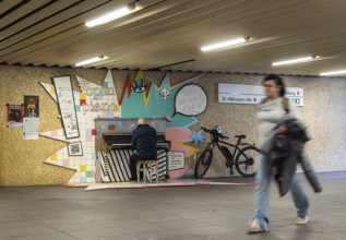 Open piano at the Charlottenplatz tram stop. The project is a cooperation between StadtPalais,
