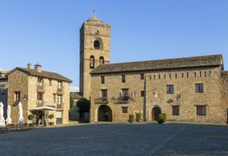 Plaza Mayor main square historic buildings medieval village of Ainsa, Aínsa-Sobrarbe, Huesca