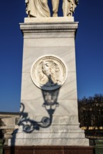 The shadow of a street lamp on the pedestals of the group of figures on the Schlossbrücke, Unter