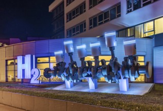 Automotive supplier Mahle. The piston shaft in front of the head office was supplemented by an H2