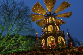 Christmas market with three-story illuminated Christmas pyramid, Rindermarkt, Munich, Upper
