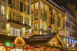 Stalls selling roasted almonds and mulled wine, Christkindlmarkt, illuminated Kaufingerstraße,