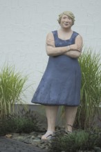 Sylter Frau sculpture by Christel Lechner 2021, modern art, everyday people, sculpture park, life