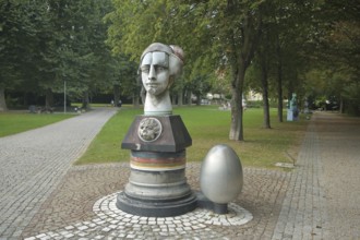 Archivia sculpture by Jürgen Görtz 1992, modern art, head, bizarre, egg, path, castle park,