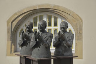 Sculpture The Claque by Guido Messer 1987, modern art, three synchronous identical figures clapping