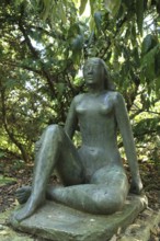 Seated sculpture by Heinrich Kirchner 1935, modern art, naked woman sitting in the forest,