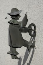 Figure Kasperl by Max and Moritz, sculpture, puppet, pretzel, holding, climbing, shadow, up,