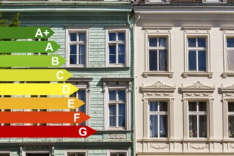 Street with old buildings from the Wilhelminian period, graphic with energy efficiency classes for