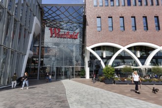Westfield Überseequartier, shopping center, adventure center with passers-by, logo, lettering on