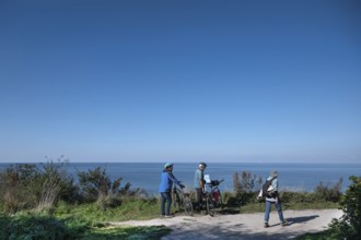 View of the Baltic Sea from the cliffs, tourists in front, Ahrenshoop, Darß, Mecklenburg-Western