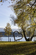 The Mettnaupark with a sculpture consisting of a wooden heart, a photo spot for selfies, wedding