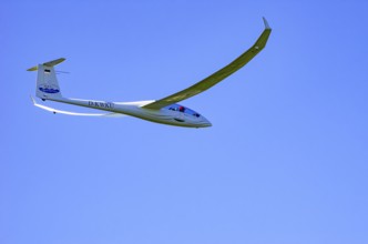 A Schempp-Hirth Arcus E motor glider, registration D-KWKU, during a screening as part of an air