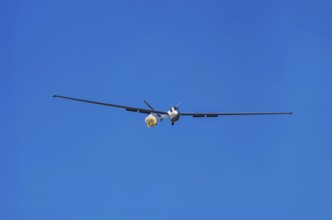 A Hänle H-101 somersault glider, registration D-3033, during a demonstration as part of an air show