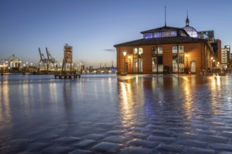 Storm surge (flood) of 24.10.2025 at the Hamburg fish market on the Elbe during the blue hour,