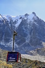 View of the arriving cable car from the Plan de l'Aiguille middle station, in the back the mountain