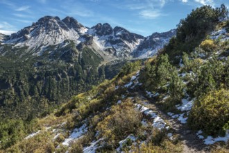 Hiking trail around the pulpit in autumn vegetation, in the back mountains of the Allgäu Alps,