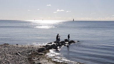 Beach scene on Fehrmannsundstrand in sunny autumn weather, Fehmarn island, 18.10.2025, Fehmarn,