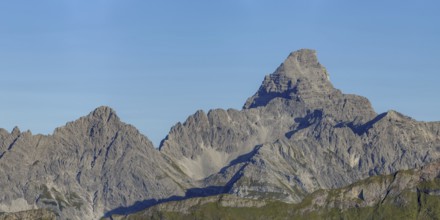 Mountain panorama from the Koblat-Höhenweg on the Nebelhorn across the Obertal with lush green