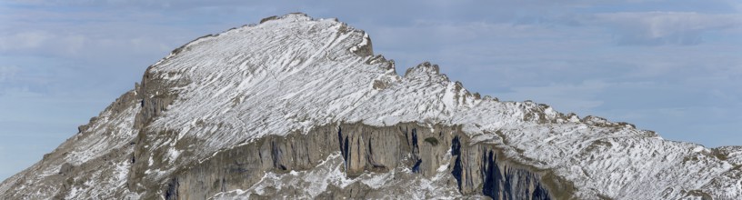 Mountain panorama from Walmendinger Horn, 1990m, to the Hohe Ifen covered by the first snow in