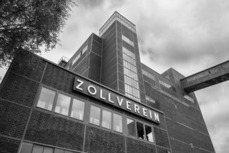 Mixing plant, visitor building with Zollverein lettering, black and white photo, Zollverein coking