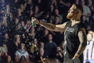 FiNCH with beer can at his Arena Tour 2025 in the ZAG Arena in Hanover on 08.10.2025