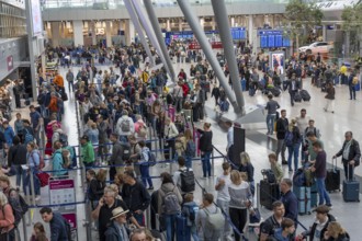 Full check-in hall, queues, Terminal B, many thousands of people take off on the first day of the