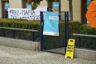 The New Generation symbolically organises a house search at the Family Business and Politics