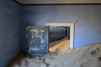 Sand mountains in a former dwelling house, interior photograph, Kolmanskop, restricted diamond