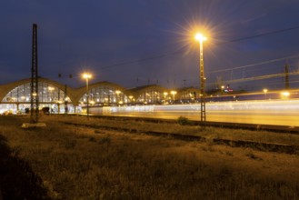 Riveted iron truss, railway, railway tracks, building, blue hour, main station, Leipzig, Saxony,