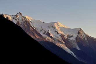 From left snow-covered Aiguille du Midi, Mont-Blanc, Vallot Hut, Dome du Goûter, Aiguille du