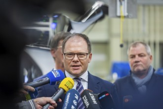 Federal Environment Minister Carsten Schneider during his visit to the Volkswagen vehicle plant in