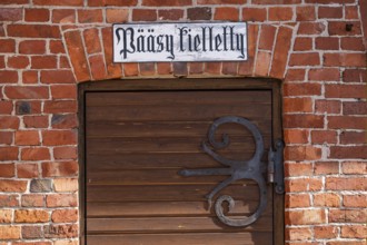 Wrought-iron fitting on wooden door and sign with Finnish inscription 'pääsy kielletty', no entry,