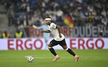 Serge Gnabry GER (20) Action on the ball in the background perimeter advertising logo ERGO World