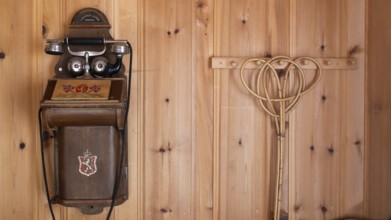 Altes Wandtelefon, historischer Bauernhof und Pilgerunterkunft Budsjord, Dovre, Pilgerweg Olavsweg