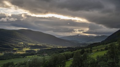 Tal mit grünen Feldern, Wäldern und Bergen, Dovre, Gudbrandsdalen oder Gudbrandstal, Norwegen