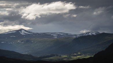 Berglandschaft unter einem bewölkten Himmel, Dovre, Gudbrandsdalen oder Gudbrandstal, Norwegen
