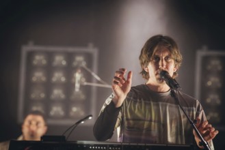 Patrick Hetherington, Keyboarder von Parcels live in der Berliner Max-Schmeling-Halle am 04.10.2025