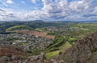 Ausblick vom Rotenfels, einer Steilwand am Naheufer im Naturpark Soonwald-Nahe, auf das Nahetal und