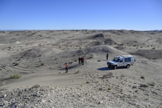 Touristengruppe in der Wüstenlandschaft bei Pomona, Diamentensperrgebiet, bei Lüderitz, Region