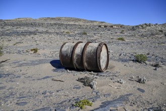 Verrostetes Wasserfass im Wüstensand, Pomona, Diamentensperrgebiet, bei Lüderitz, Region Karas,