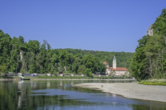 Blick vom Schiff zum Kloster Weltenburg, Kelheim, Bayern, Deutschland