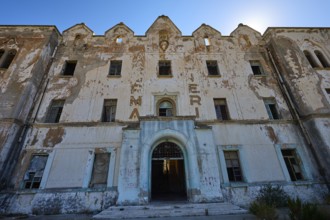 Lost Place, Frontansicht eines verlassenen Gebäudes mit geschichteten Details und verblassten